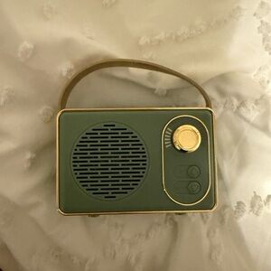 Vintage Style Portable Bluetooth Speaker - Green and Gold